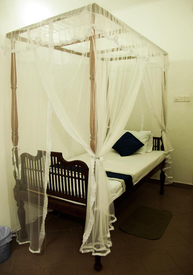 Colombo Lavinia Beach Hostel Dehiwala-Mount Lavinia Exterior photo