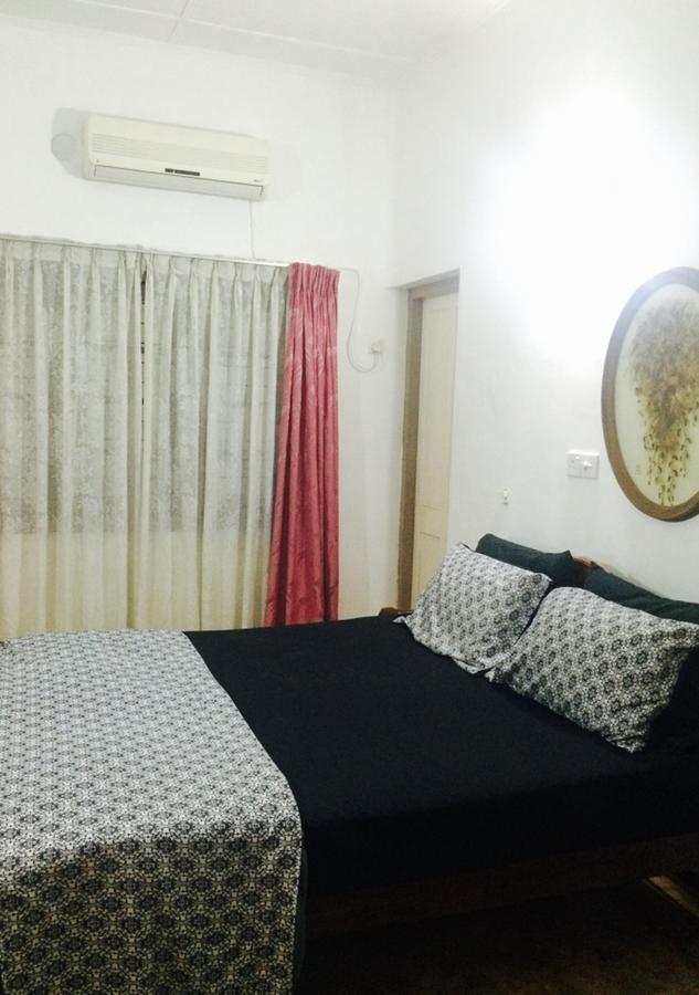 Colombo Lavinia Beach Hostel Dehiwala-Mount Lavinia Exterior photo